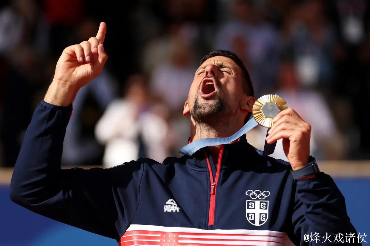 科尔维尔社媒晒高举奖杯照片：以最完美的方式为赛季收官